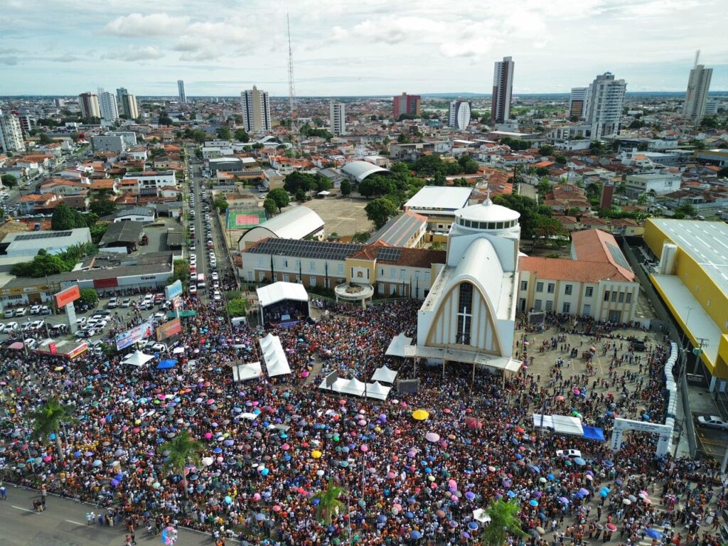 Caminhada do Perdão reúne multidão histórica nas ruas de Feira, consolidando evento entre as maiores expressões de fé de toda a Bahia